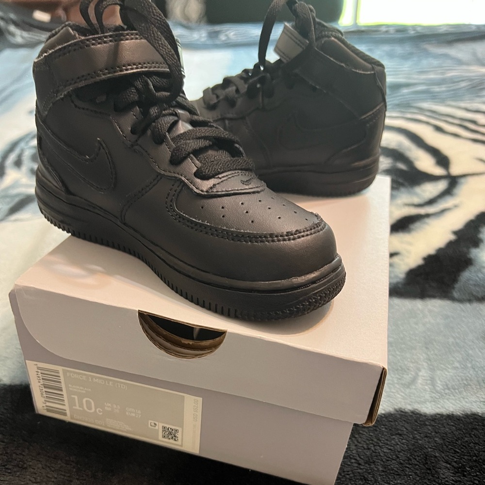 Black mid Air Force 1’s
